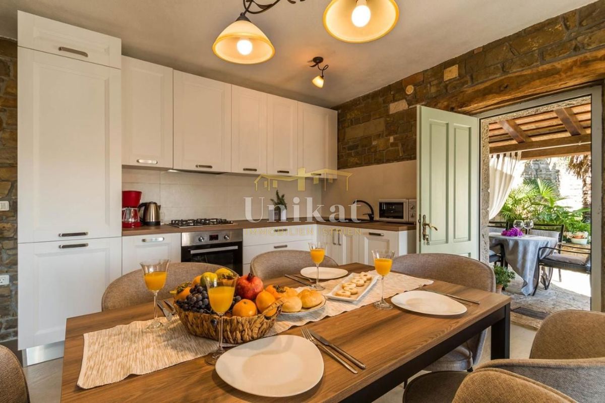 Casa in pietra ristrutturata con piscina e vista su Motovun